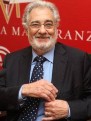 Los duques de Alba, Naty Abascal, Ana María Abascal y Alejandra Ortiz Osborne y su marido Joaquín Buendía, en el estreno de placido domingo en la maestranza