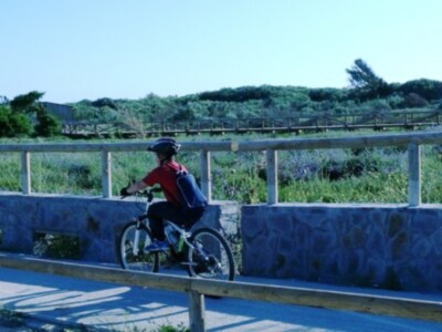 El Ayuntamiento atiende la petición de CANS y Capitán Pedales para que se limpien los carriles bici locales(Chipiona)