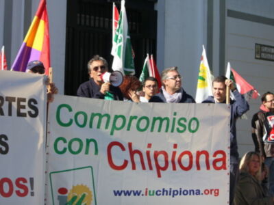 Los sindicatos marchan juntos en Chipiona en defensa de nuestros derechos.