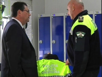 La plantilla de la Policía Local completa su vestuario con el equipamiento invernal(Chipiona) 