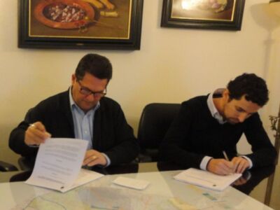 El Ayuntamiento y la Empresa chipionera Sport Cube Gestión Integral firman el contrato para la gestión de monitores en la piscina(Chipiona)