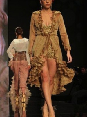 Claudia Revuelta debuta sobre la pasarela 