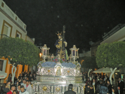 La Hermandad del Nazareno de Alcalá del río sin completar su estación.