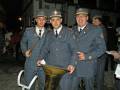 Tres oficiales de policía en uniforme celebran juntos, posando para la foto.