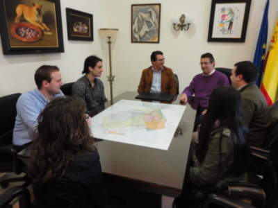 El Alcalde recibe a los alumnos que realizan sus prácticas en diferentes departamentos municipales(Chipiona)