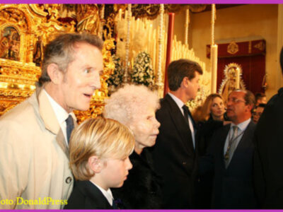 Jueves Santo  en la Hdad. Sacramental Los Gitanos, la Excma. Sra. Duquesa de Alba, acudió un año más a visitar los pasos en su Santuario.