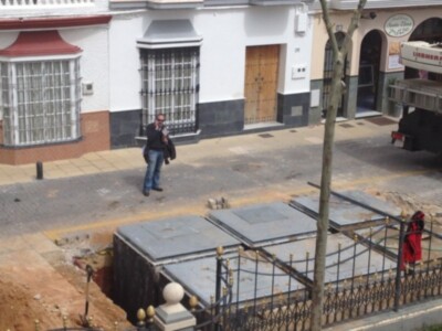 Comienza la instalación de seis nuevos contenedores soterrados en la Plaza de Andalucía(Chipiona)