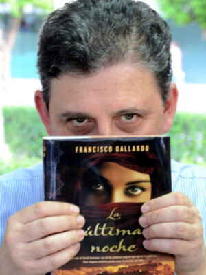 Francisco Gallardo firma hoy domingo La ultima noche y el Rok de la calle Feria en Feria Libro de Sevilla