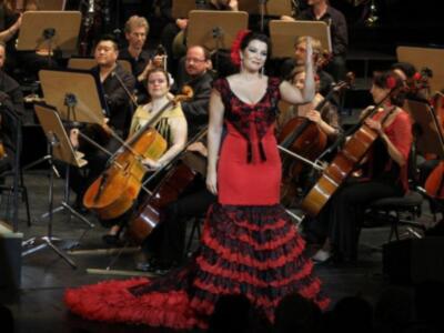 Sensacional Erika Leiva en el concierto de feria del Teatro Maestranza con la orquesta sinfónica de Sevilla 