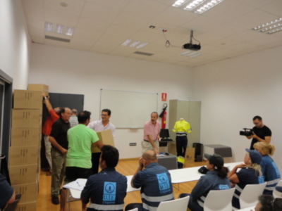 Los trabajadores del servicio de limpieza viaria reciben la nueva indumentaria para el verano (Chipiona)