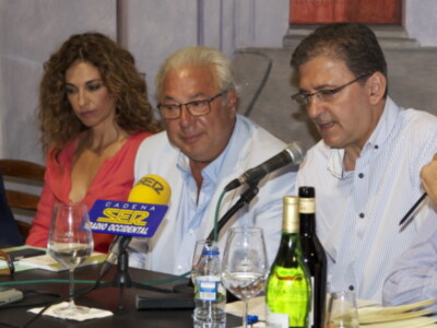 Los efluvios del Guadalquivir y la manzanilla envuelven la presentación del libro de Fernando Orgambides Memoria transitada.-