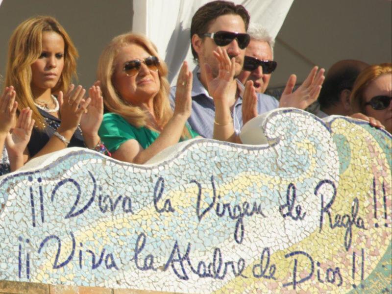 Celebración con aplausos y un letrero que dice '¡¡Viva la Madre de Dios!!'