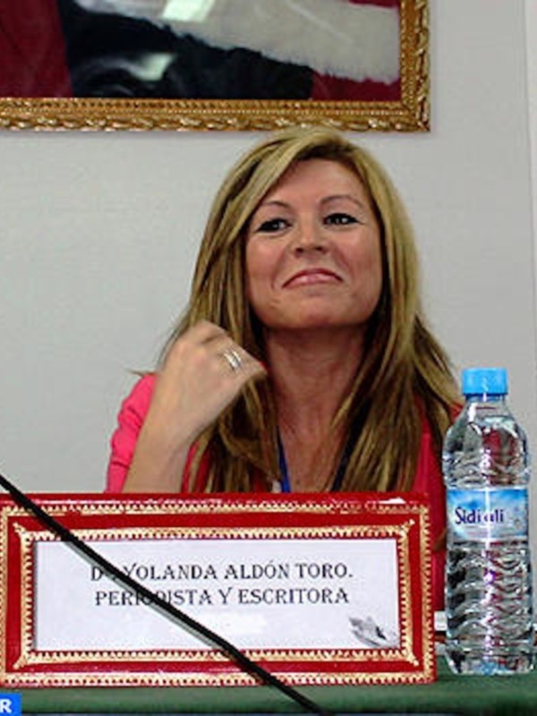 D. Yolanda Aldón Toro, periodista y escritora, participando en una conferencia o evento.