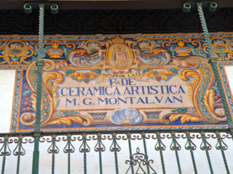 Detalle de un panel decorativo con el texto 'Cerámica Artística M. G. Montalvan' en un estilo ornamental y colorido.