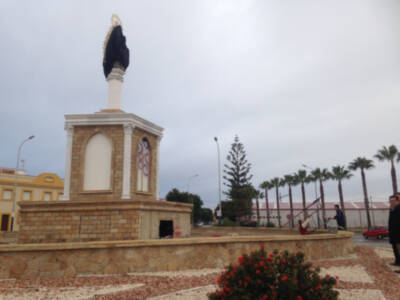 La Virgen de Regla que presidirá la entrada a Chipiona ya está situada en el monumento de la glorieta que ha sido renovada y embellecida 