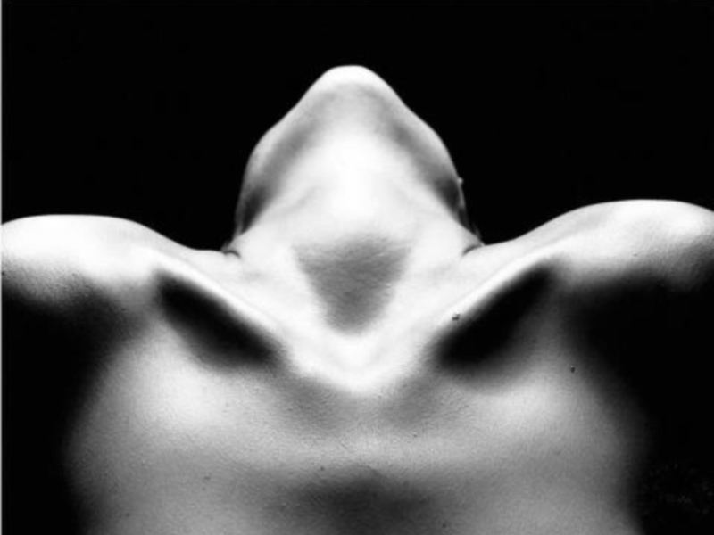 Sombra abstracta de una figura humana en blanco y negro, destacando la textura y la forma.