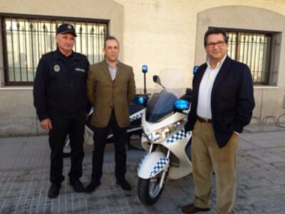 Antonio Peña presenta dos motocicletas para el servicio de Policía Local(Chipiona)