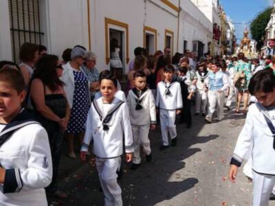 Hermandades, grupos parroquiales y niños y niñas acompañaron al Corpus Christi en su salida procesional(Chipiona)