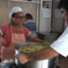 La Cocina Solidaria de Chipiona comienza a funcionar atendiendo a medio centenar de personas dos días a la semana