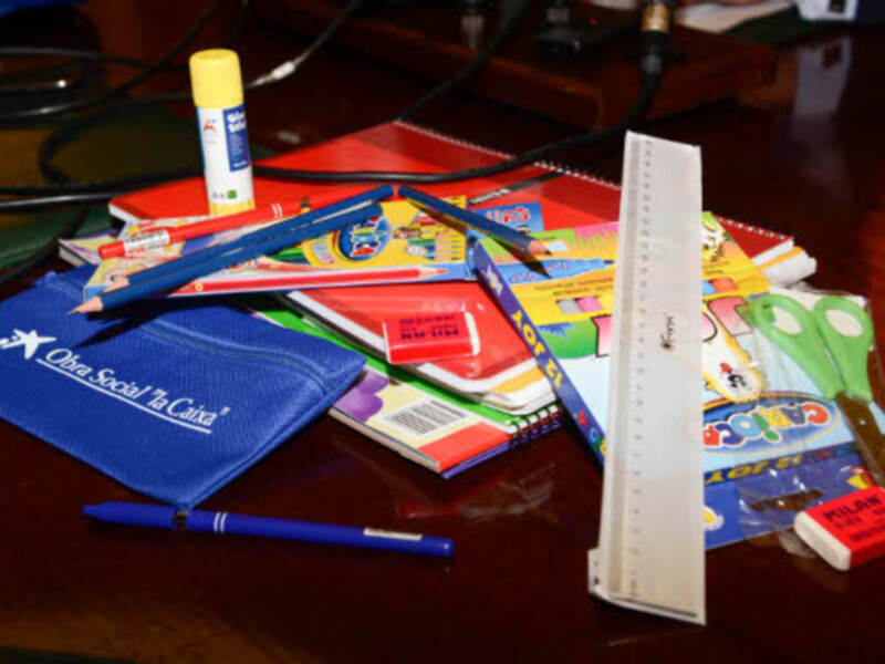 Alumnos de Chipiona en riesgo de exclusión accederán a lotes de material escolar gracias a La Caixa y Diputación de Cádiz