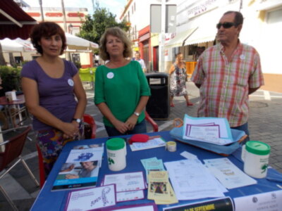 La Asociación de Familiares de Enfermos de Alzheimer conmemora el Día Mundial de la enfermedad acercándose a la ciudadanía(Chipiona)