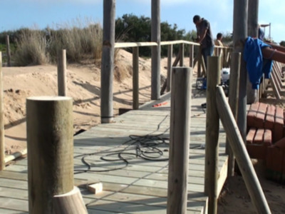 Medio Ambiente continúa con la reparación de la segunda de las pasarelas del Cordón Dunar(Chipiona) 