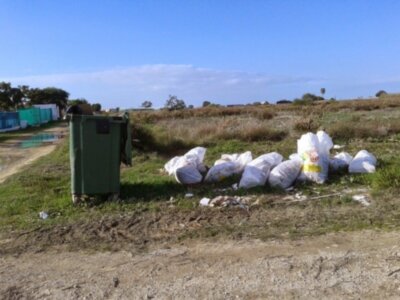 El CANS pide colaboración ciudadana para localizar al responsable de un incívico vertido de escombros en una zona natural(Chipiona)