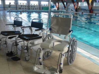 La piscina municipal mejora la atención a personas con discapacidad con una moderna silla de ruedas(Chipiona)