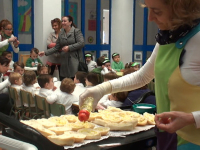 Los centros educativos de la localidad conmemoran el Día de Andalucía con un desayuno andaluz. 