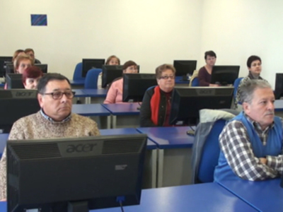 30 personas participan en dos nuevos cursos de nuevas tecnologías para mayores de 50 años. 
