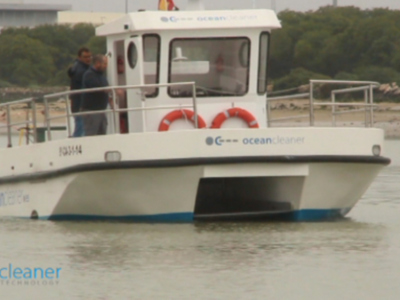 El chipionero Enrique Caraballo presenta un barco con tecnología innovadora para la recogida de residuos de la costa  