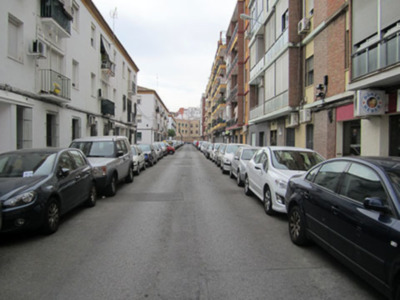 Ejemplo de descripción del pie de foto en español: "Calles residenciales con edificios de varios pisos y coches aparcados.天空阴沉。"