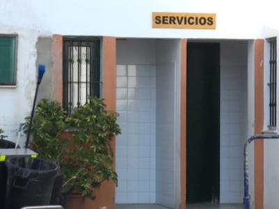 Javier Díaz afirma que los nuevos aseos creados en la Plaza de Abastos permitirán la apertura de los puestos exteriores(Chipiona) 