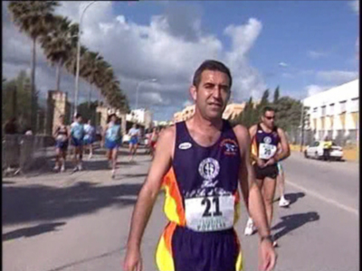 El atleta local Paco Guisado hace historia terminando su medio maratón número cien(Chipiona)