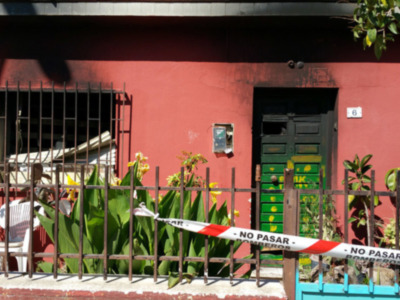 Efectivos del Consorcio de Bomberos extinguen un incendio que deja calcinada una vivienda en la calle Naranjo(Chipiona)