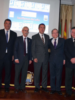Sevilla.  Los Capataces del Gran Poder y de las Tres caida de Triana galardonado con el premio Sevillano del Año.