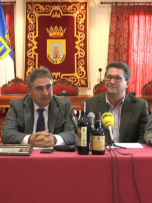 La Cooperativa Católico Agrícola presenta sus dos premios Zarcillo de Oro al moscatel de pasas y dorado