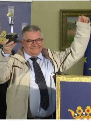 Juan Mellado Poza recibe un merecido homenaje de Chipiona por sus 30 años de entrega al magisterio y el periodismo