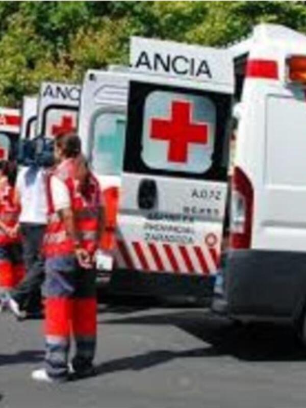 Equipo de Cruz Roja en una ambulancia, lista para atención médica.