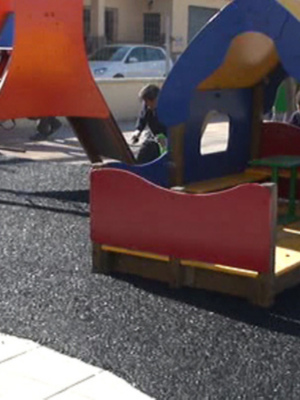 Concluye una primera fase de reparación de los parques infantiles deteriorados por actos incívicos(Chipiona)