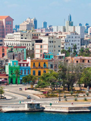 Imaginación en la ciudad, con edificios de colores vibrantes y un río tranquilo.