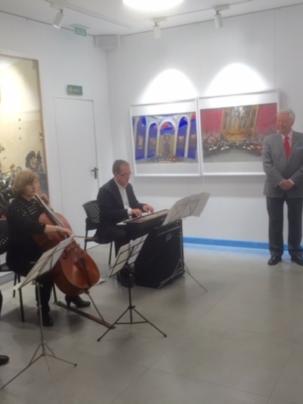 Castro Crespo sorprende al unir música y pintura en la nueva sala  Fundación Caja Rural del Sur en Sevilla