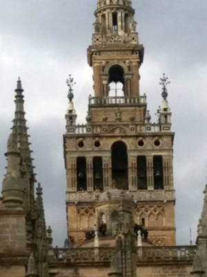 Torre de la Giralda, Seville, España. Edificio histórico con detalles arquitectónicos impresionantes.