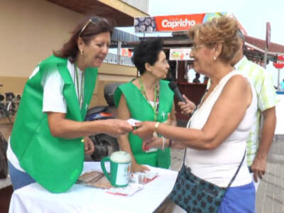 Voluntarios de la asociación contra el cáncer realizan informan sobre la protección del sol y la detección de la enfermedad