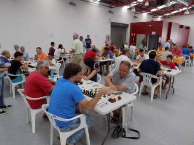 Medio centenar de ajedrecistas iniciaron ayer la competición en el histórico Open Chipiona de ajedrez