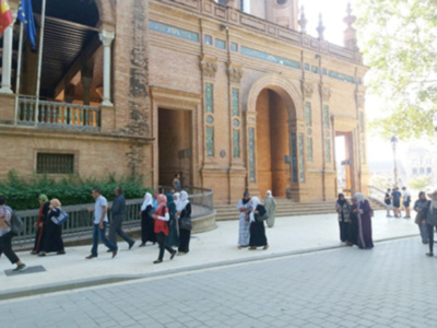 Paz y tranquilidad en un entorno urbano, con personas caminando frente a una arquitectura histórica.