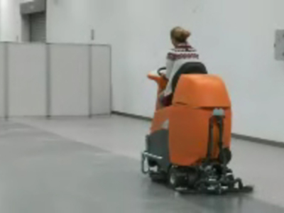 El Ayuntamiento mejora la limpieza de las instalaciones municipales de mayor dimensión con la adquisición de una maquina para fregar suelos