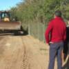 Alicia Valdés visita las obras de mejora en caminos de la localidad