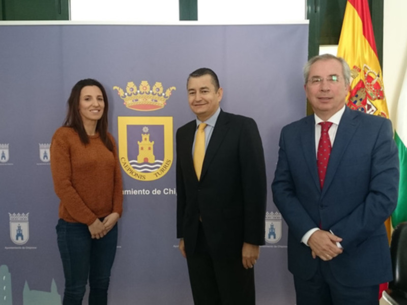 Tres personas posando en una conferencia de prensa del Ayuntamiento de Chipiona, España.