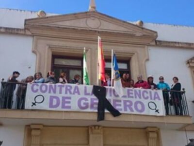 Un crespón negro recuerda a las mujeres fallecidas con motivo de la conmemoración del 25 de noviembre